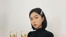 Aksesori seperti jepit rambut menambah manis tampilan romantis dengan dress berpotongan klasik (Foto: Instagram @isyanasarasvati)