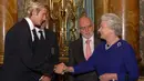 Masih di tahun yang sama pada 19 November, David Beckham kembali mendapat kesempatan bertemu Ratu Elizabeth II dalam rangka kunjungan Tim Nasional Sepak Bola Inggris bersama Asosiasi Sepak Bola Inggris (FA) di Buckingham Palace, London. (AFP/Kirsty Wigglesworth)