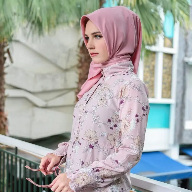 6 Potret Tiphaine Poulon, Model Asal Prancis yang Mualaf Usai Dinikahi Pria Aceh