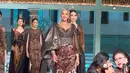 Presenter dan model Kimmy Jayanti tampil elegan dengan dress batik-nya.  [@narinkovilda]