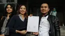 Aktris Bunga Zainal memperlihatkan surat laporan di Polda Metro Jaya, Jakarta, Senin (27/2). Bunga Zainal mengaku jadi korban penipuan terkait foto dirinya yang digunakan tanpa sepengetahuan dirinya. (Liputan6.com/Herman Zakharia)