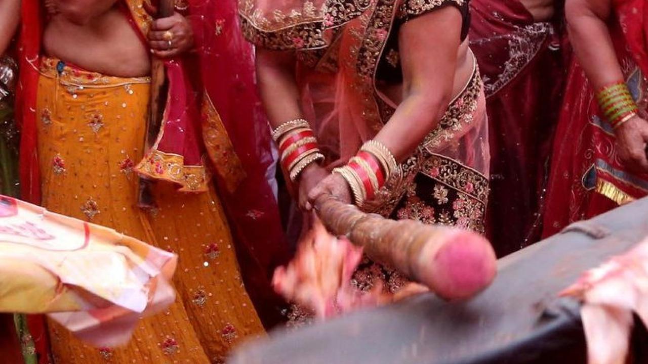 Festival ini diselenggarakan untuk menyambut datangnya musim semi yang ditandai dengan&nbsp;bunga-bunga mekar dan alam semakin indah.&nbsp;REUTERS/Kishan Kumar Arora