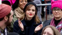 Aktris Emma Watson diantara kerumunan orang-orang yang mengikuti acara Women's March di Washington, AS (21/1). Gerakan itu diikuti ribuan perempuan lain di Eropa dan negara lain termasuk Asia, Australia, hingga Asia. (AP Photo / Jose Luis Magana)