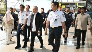 Menteri Perhubungan Dudy Purwagandhi memeriksa arus lalu lintas PT Kereta Api Indonesia (Persero) pada periode angkutan Tahun Baru 2026. (Dok Kemenhub)