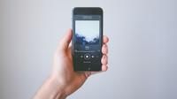 Ilustrasi mendengarkan musik. Credit: unsplash.com/OneBrand