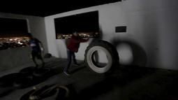 Warga merapikan ruang atap Apartemen sebelum berlatih tinju yang bertujuan untuk kegiatan sosial serta peningkatan taraf hidup warga setempat di Monterrey, Mexico (29/1/2016). (REUTERS/Daniel Becerril) 