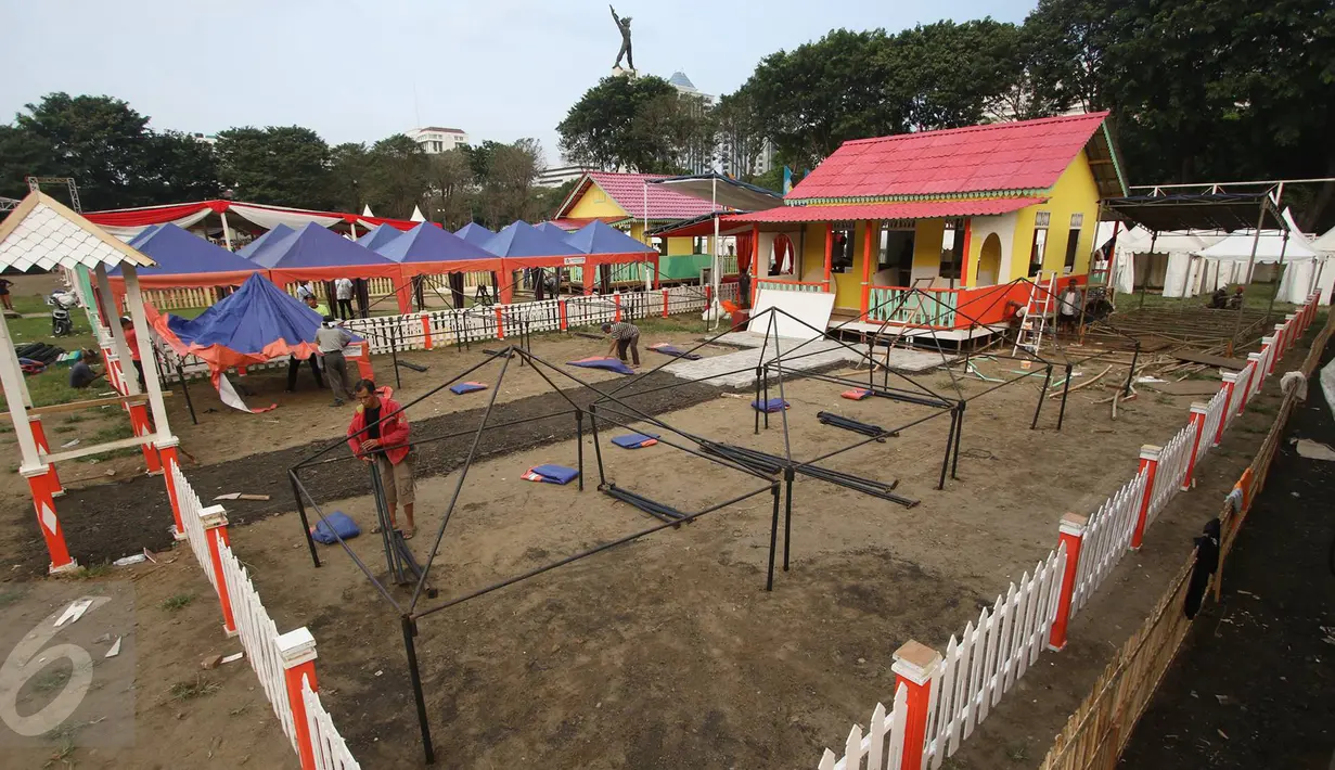 Pekerja menyelesaikan pembuatan rumah adat betawi jelang pelaksanaan Festival Lebaran Betawi IX di Lapangan Banteng, Jakarta, Kamis (11/8). Festival Lebaran Betawi IX tersebut akan digelar pada 12-13 Agustus 2016. (Liputan6.com/Immanuel Antonius)