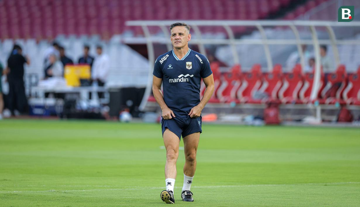 Pelatih kepala Timnas Indonesia, John Herdman saat latihan resmi menjelang laga FIFA Matchday melawan Oman di Stadion Utama Gelora Bung Karno (SUGBK), Senayan, Jakarta, Kamis (04/06/2026) WIB. (Bola.com/Bagaskara Lazuardi)