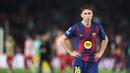 Pemain Barcelona, Fermin Lopez, tampak kecewa setelah ditaklukkan Atletico Madrid pada leg pertama perempat final Liga Champions 2025/2026 di Stadion Camp Nou, Kamis (9/4/2026). (AFP/Josep Lago)