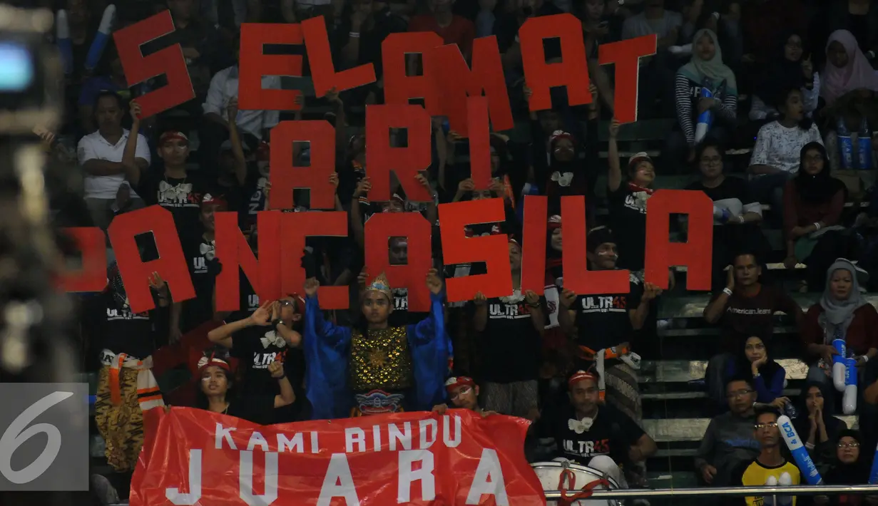 Suporter tim bulutangkis Indonesia membentangkan tulisan Selamat Hari Pancasila saat menyaksikan laga BCA Indonesia Open 2016 di Istora Senayan Jakarta, Rabu (1/6/2016). (Liputan6.com/Helmi Fithriansyah)