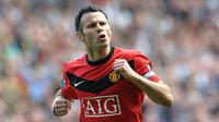 Ryan Giggs menjadi kunci kesuksesan MU di era Sir Alex Ferguson. Menghabiskan seluruh kariernya di Old Trafford, ia tercatat sebagai pencetak assist terbanyak dalam sejarah Setan Merah. Total sudah ada 35 trofi, termasuk 13 gelar Liga Inggris yang pernah ia persembahkan. (AFP/Paul Ellis)