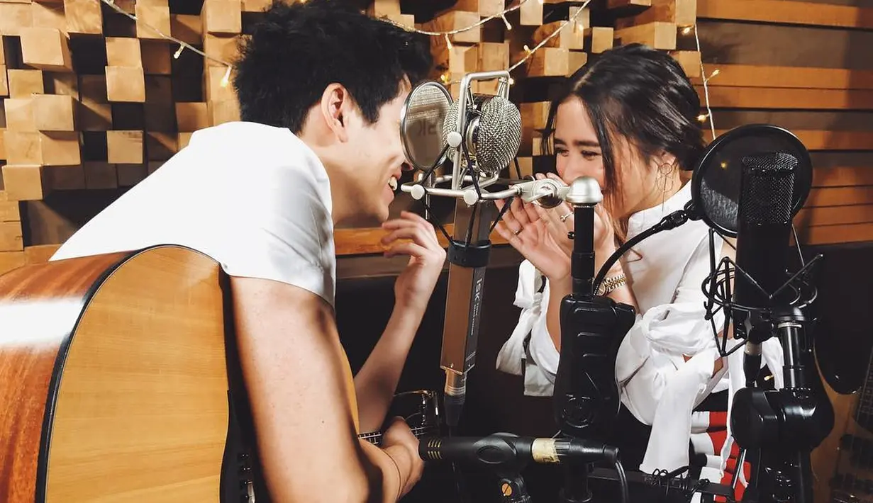 "Hamil enggak mungkin. Itu mungkin karena baju aku, jadi keliatannya gembung perutnya. Nih sekarang enggak gembung tuh, rata. Sebenarnya aku habis mendaki tebing di Nusa Penida dan aku enggak tahu kalau mau ke pantainya harus sesusah itu," ungkapnya.