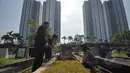Umat Kristiani tampak berdoa sembari membersihkan makam keluarga dan kerabatnya pada momen Paskah di Menteng Pulo, Jakarta, Minggu (5/4/2015). (Liputan6.com/Faizal Fanani)