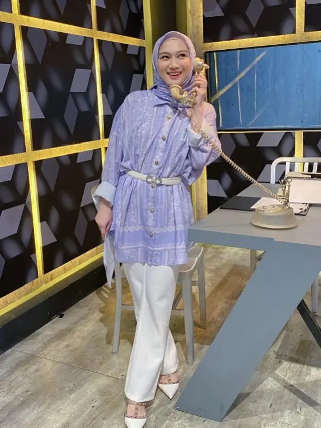 Model Tunik Simpel Kekinian ala Melody Laksani
