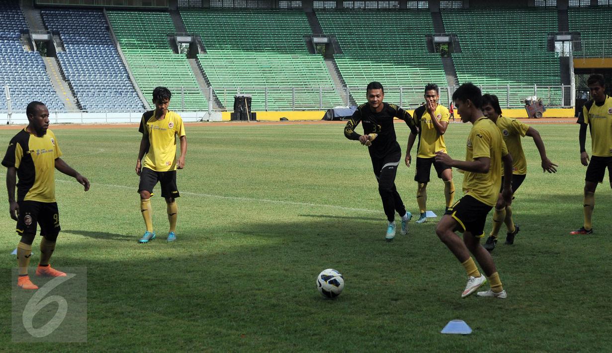 Pemain Sriwijaya FC menjalani latihan ringan di Lapangan Gelora Bung Karno Jakarta, Sabtu (2/4). Pertandingan Semi Final piala Bhayangkara memperubatkan juara 3 Sriwijaya FC akan melawan Bali United. (Liputan6.com/JohanTallo)
