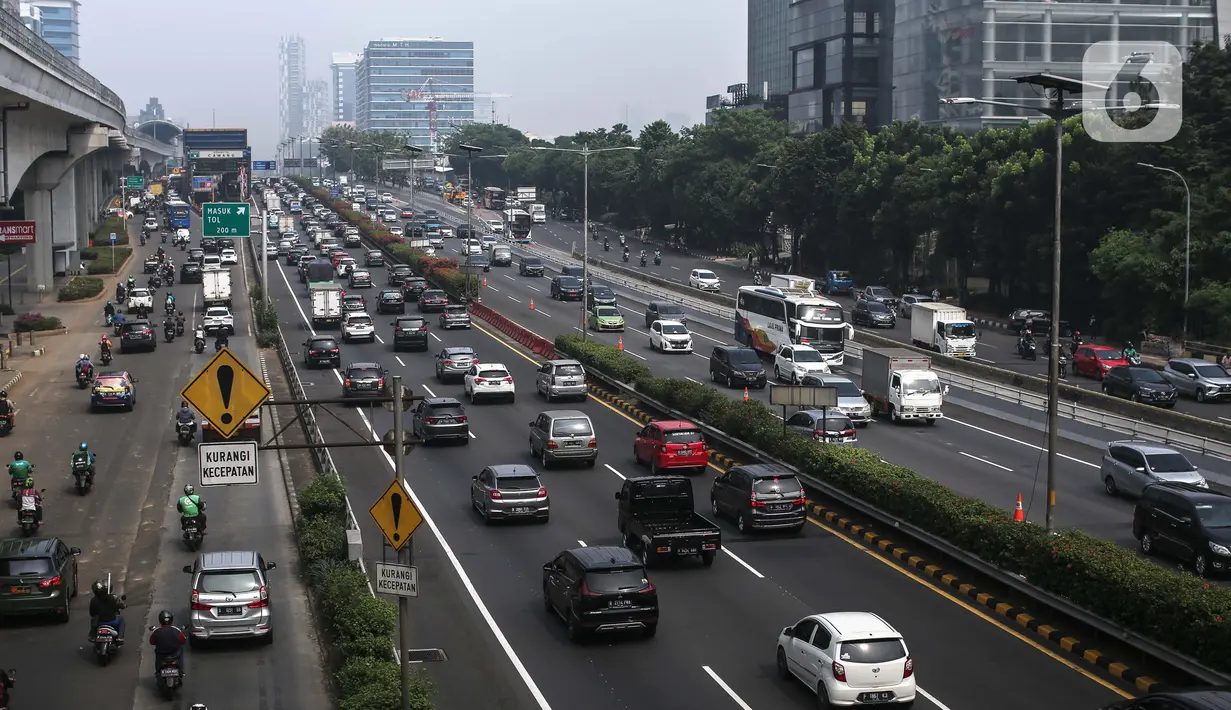 Sejumlah kendaraan terjebak kemacetan di Jalan Gatot Subroto, Jakarta, Rabu (31/8/2022). Kepala Dinas Perhubungan (Kadishub) DKI Jakarta Syafrin Liputo mengatakan pihaknya bakal melakukan uji coba pengaturan jam kantor sebagai upaya menekan kemacetan di Ibu Kota. Keputusan itu diambil setelah dilakukan forum group discussion (FGD) dengan sejumlah pihak terkait. (Liputan6.com/Faizal Fanani)