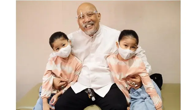 Jadi Kakek Kesayangan, Ini 6 Potret Manis Indro Warkop saat Momong Cucu