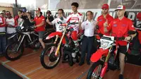 Muhammad Delvintor Alfarizi (Tengah) menjadi pembalap motocross pertama Astra Honda Racing Team. (Septian / Liputan6.com)