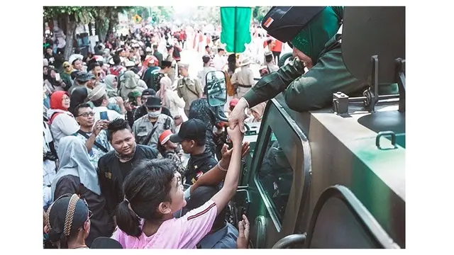 Momen Ibu Risma Saat Ikut Parade Surabaya Juang 2019