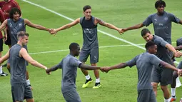 Gelandang Arsenal, Mesut Ozil (tengah) menjalani sesi latihan untuk kompetisi pramusim International Champions Cup (ICC) 2018 di Singapura, Rabu (27/5). Menjelang duel kontra Atletico Madrid, Ozil dkk menikmati sesi latihan ringan. (AFP/Roslan RAHMAN)