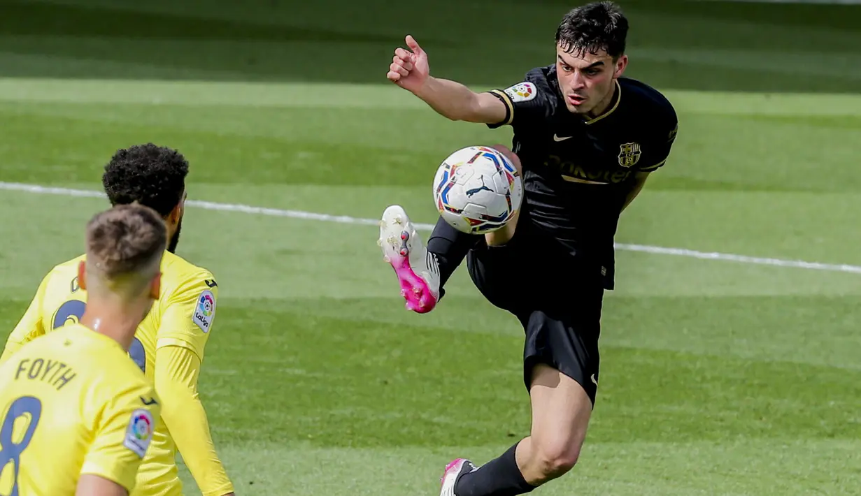 Pemain Barcelona, Pedri mengontrol bola saat bertanding melawan Villarreal pada pertandingan lanjutan La Liga Spanyol di stadion Ceramica di Villarreal, Spanyol (25/4/2021). Berkat kemenangan ini, Barcelona menempel Real Madrid dengan 71 poin. (AP Photo/Alberto Saiz)