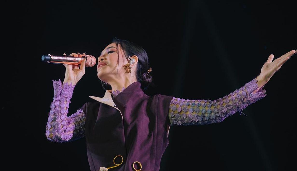 Dengan mengenakan outer berwarna ungu tua, Andien mengaku bahwa pakaian yang dia kenakan terinspirasi dari beskap Jawa dimana pada umumnya dikenakan oleh pria. (Instagram/andienaisyah)