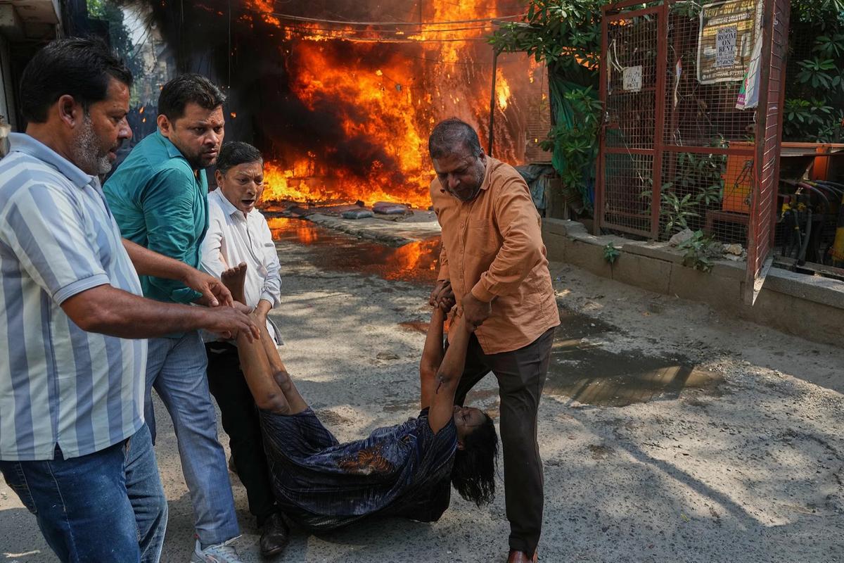 FOTO: Evakuasi Dramatis Korban Kebakaran Hotel di New Delhi