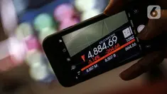 Pergerakan saham pada layar elektronik pergerakan saham di Bursa Efek Indonesia, Jakarta, Kamis (10/7/2020). IHSG pada perdagangan di BEI turun pada Kamis (10/9/2020) pada pukul 10.36 WIB IHSG turun tajam sebesar 5 persen pada level 4.892,87 atau turun 257,49 poin. (Liputan6.com/Faizal Fanani)