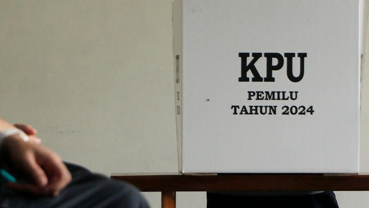 FOTO: Antusiasme Penyandang Difabel Gunakan Hak Pilih di Pemilu 2024, Nyoblos di Atas Kursi Roda