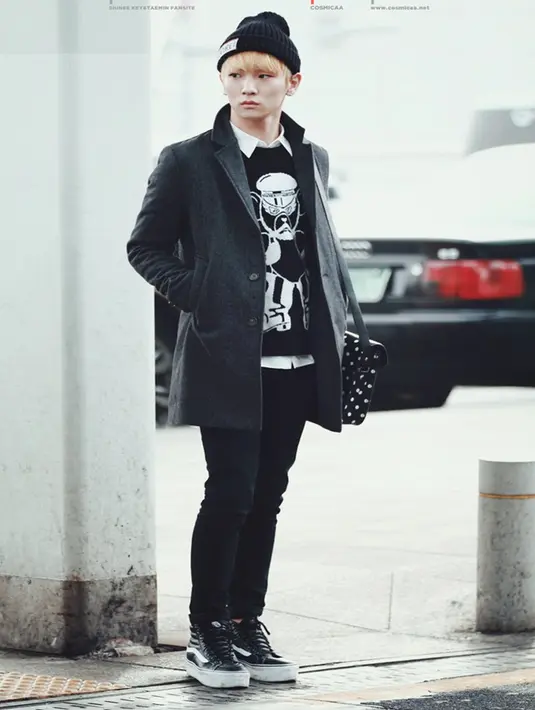Key Shinee, lead vocal boyband Shinee yang di cap paling stylish. Gayanya yang sering tampil beda memang menjadi sorotan. Key tak pernah takut eksperimen gonta ganti warna rambutnya. (soompi/Bintang.com)