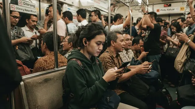 Pura-Pura Sibuk untuk Menghindari Percakapan
