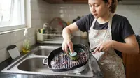 Cara Bersihkan Grill Pan yang Gosong dan Berkerak agar Awet, Aman, dan Higienis di Rumah