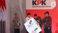 Ketua Komisi Pemberantasan Korupsi (KPK) Nawawi Pomolango (tengah) didampingi Menteri Koordinator bidang Politik dan Keamanan (Menko Polkam) Budi Gunawan (kedua kiri) pada peringatan Hari Antikorupsi Sedunia 2024 di Gedung Merah Putih KPK, Jakarta, Senin (9/12/2024). (Liputan6.com/Herman Zakharia)