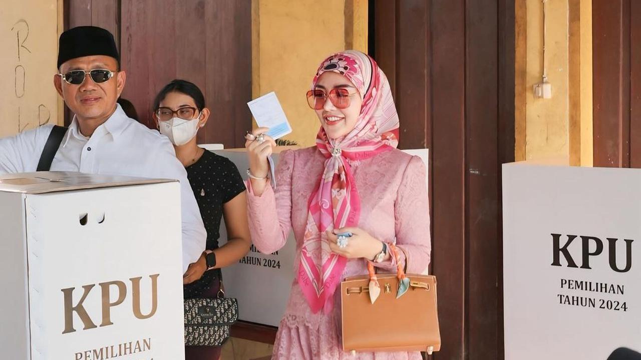 Potret Bella Shofie Nyoblos Pilkada Temani Suami Mencalonkan sebagai Bupati Kabupaten Buru