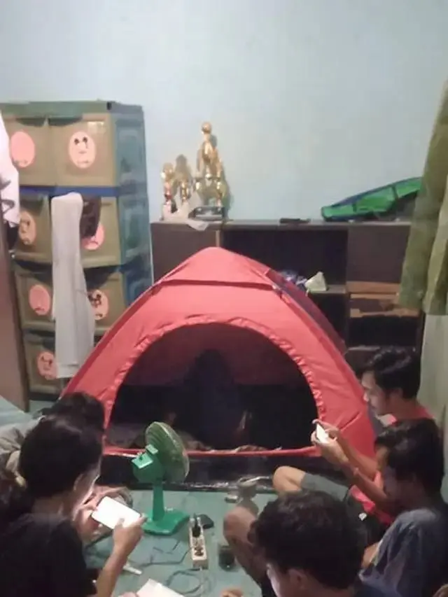 8 Potret Absurd Orang Kemah di Berbagai Tempat Ini Bikin Geleng Kepala
