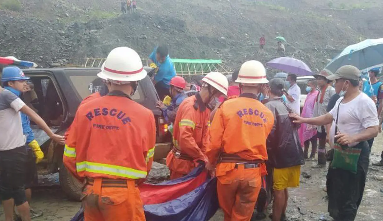 Para penyelamat mengangkut jasad seorang korban usai terjadinya insiden tanah longsor di lokasi penambangan batu giok di Hpakant, Negara Bagian Kachin, Myanmar (2/7/2020). Tanah longsor diakibatkan hujan monsun di Negara Bagian Kachin, Myanmar tersebut. (Xinhua/Departemen Pemadam Kebakaran Myanmar)