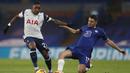 Gelandang Tottenham Hotspur, Steven Bergwijn (kiri), berebut bola dengan gelandang Chelsea, Mateo Kovacic dalam laga lanjutan Liga Inggris 2020/21 di Stamford Bridge, Minggu (29/11/2020) waktu setempat. Tottenham bermain imbang 1-1 dengan Chelsea. (AFP/Matthew Childs/Pool)