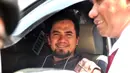 Penyanyi dangdut yang tersangkut kasus pelecehan seksual Saipul Jamil tersenyum di mobil saat menjalani rekonstruksi. (Adrian Putra/Bintang.com)