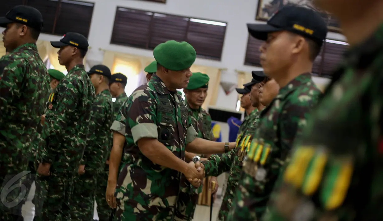 Kasad Jenderal TNI Gatot Nurmantyo menyalami kontingen Petembak TNI AD saat upacara penyambutan, Jakarta, Jumat (29/5/2015).  Tim kontingen petembak TNI AD meraih 30 medali emas di Australia Army Skill at Arms Meeting 2015. (Liputan6.com/Faizal Fanani)