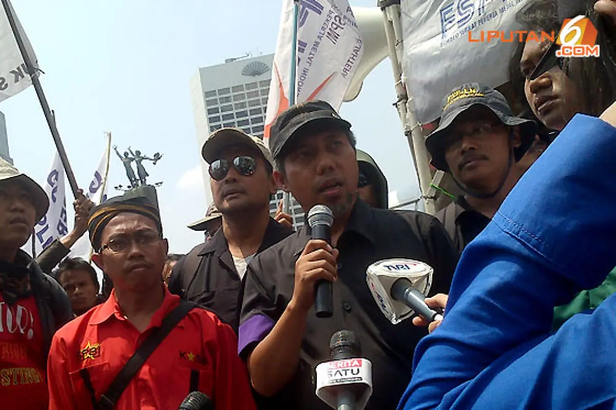 buruh-outsourcing-130923b.jpg