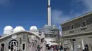 Turis bersantai saat mengunjungi puncak Pic du Midi Bigorre dan observatorium astronomi di La Mongie, Prancis pada 15 Juli 2019. Observatorium tertinggi se-Eropa di Pic du Midi de Bigorre terletak pada ketinggian 2877 mdpl. (Photo by PASCAL PAVANI / AFP)