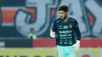 Kiper Bali United, Adilson Maringa, memberikan kode setelah bangkit dari aksi guling-guling saat melawan Persija Jakarta pada laga pekan ke-13 BRI Liga 1 2023/2024 di Stadion Patriot Candrabhaga, Bekasi, Minggu (24/9/2023). (Bola.com/M Iqbal Ichsan)