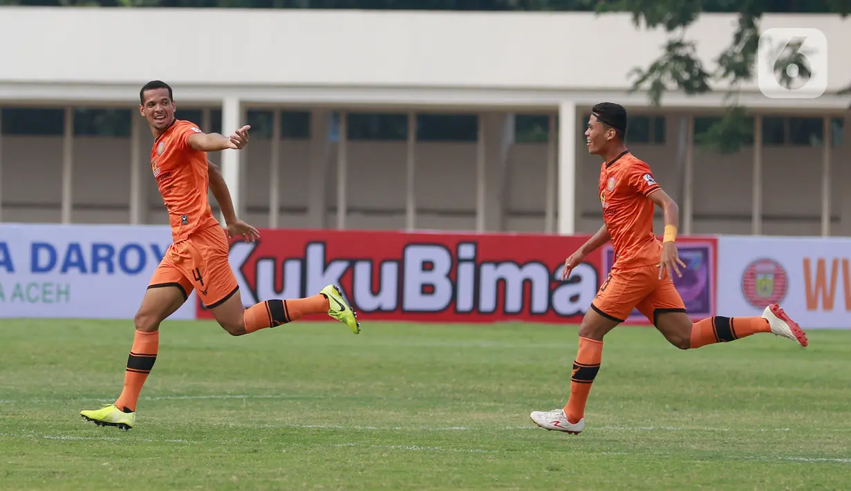 Pemain Persiraja Banda Aceh, Leonardo Silva Lelis, melakukan selebrasi usai mencetak gol ke gawang PSS Sleman pada laga BRI Liga 1 di Stadion Madya, Jakarta, Sabtu (11/2021). Persiraja Banda Aceh menang tipis atas PSS Sleman 3-2. (Bola.Com/M Iqbal Ichsan)
