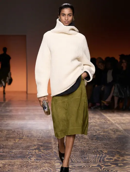 Koleksi kali ini juga memainkan material yang menjanjikan, sehingga menambah sentuhan gaya tersendiri saat dikenakan.  [Foto: Bottega Veneta.dok]