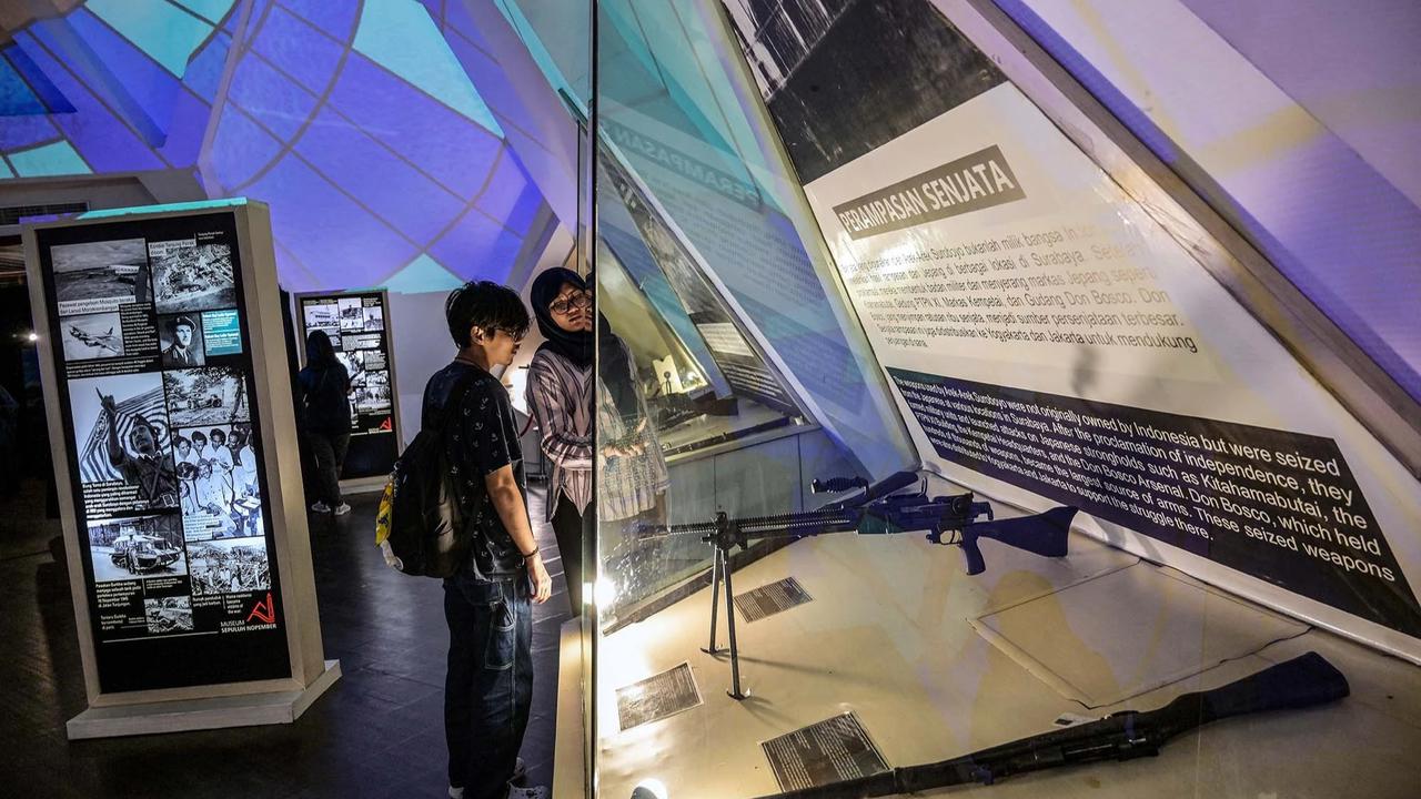 FOTO: Keseruan Pengunjung Menjelajah Malam di Museum 10 November