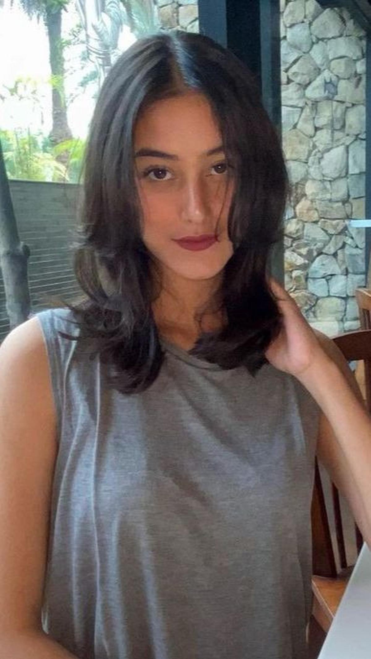 Beginilah salah satu potret terbaru Raia Wahab. Wanita kelahiran 31 Maret 2003 ini tumbuh menjadi wanita yang memiliki paras cantik dan memesona.