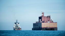 Academy Lomonosov bergerak melewati Pulau Langeland, Denmark menuju Murmansk di barat laut Rusia, (4/5). Academy Lomonosov menjadi pembangkit listrik tenaga nuklir terapung pertama di dunia. (AFP Photo/Ritzau Scanpix/Tim Kildeborg Jensen/Denmark Out)