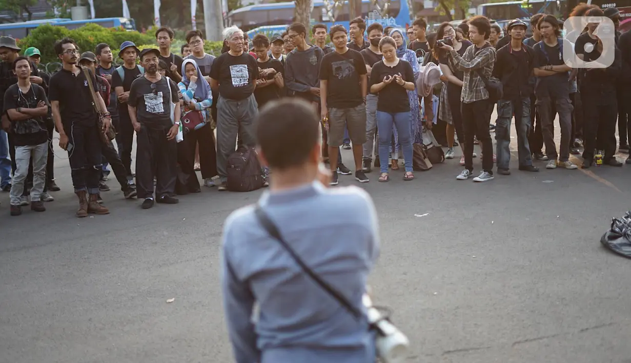 Aktivis Jaringan Solidaritas Korban untuk Keadilan mengikuti aksi Kamisan di depan Istana Merdeka, Kamis (24/10/2019). Aksi ke-607 mengkritisi pelantikan Prabowo Subianto sebagai Menteri Pertahanan yang dianggap bertanggung jawab atas sejumlah kasus pelanggaran HAM. (Liputan6.com/Immanuel Antonius)