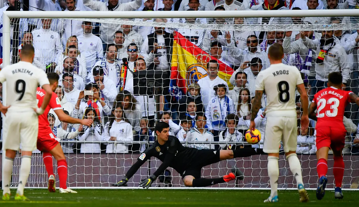 Pemain depan Girona Cristhian Stuani (dua kiri) mencetak gol penalti ke gawang Real Madrid dalam lanjutan La Liga di Stadion Santiago Bernabeu, Madrid, Spanyol, Minggu (17/2). Los Blancos kalah 1-2 dari Girona. (GABRIEL BOUYS/AFP)