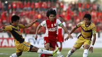 Syamsul Chaeruddin dkk. kecewa berat gagal lolos ke semifinal Piala Presiden 2015. Skor kemenangan 2-1 atas Mitra Kukar pada Sabtu (26/9/2015) tak menolong karena mereka kalah agregat dari lawan. (Bola.com/Ahmad Latando)